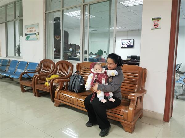 图为玉林市劳动人事争议仲裁院工作人员悉心照料当事人的孩子.jpg
